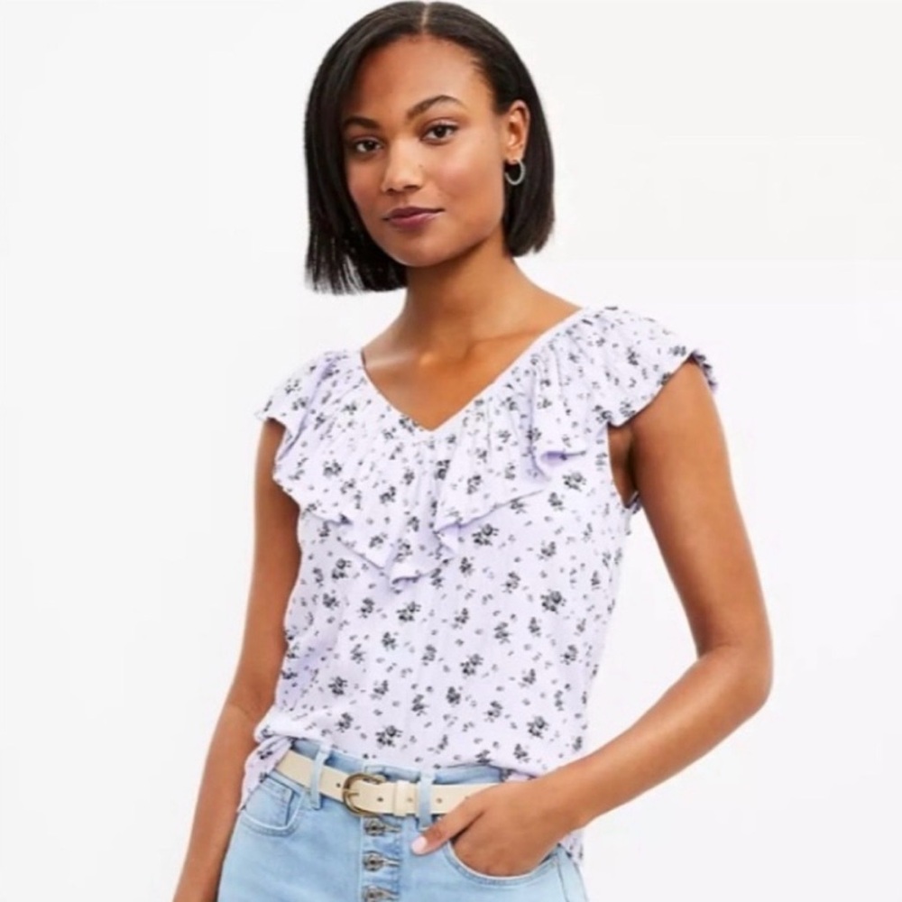 LOFT LIGHT PURPLE WITH BLACK FLORAL PRINT DOUBLE RUFFLE VNECK TOP SIZE XS